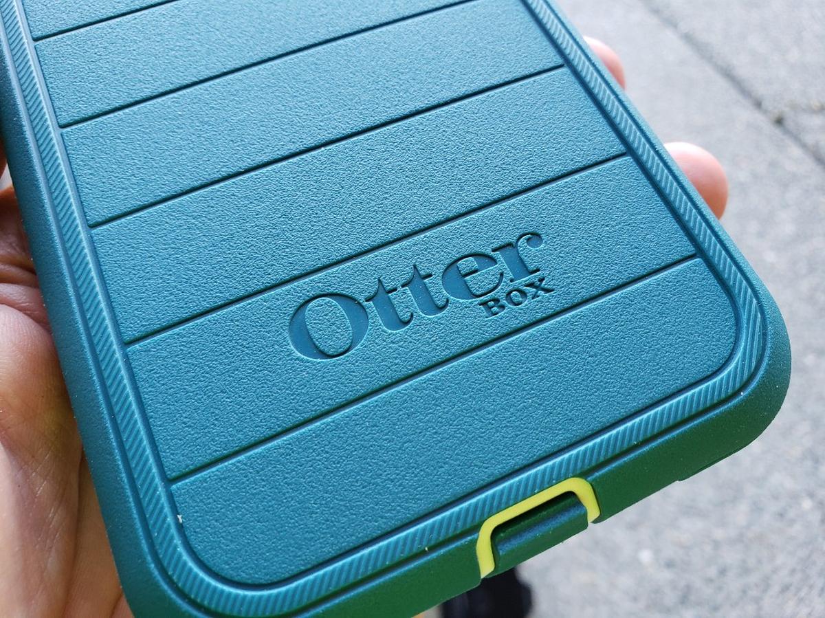 Best Wireless Charger for Otterbox Defender - Fliptroniks
